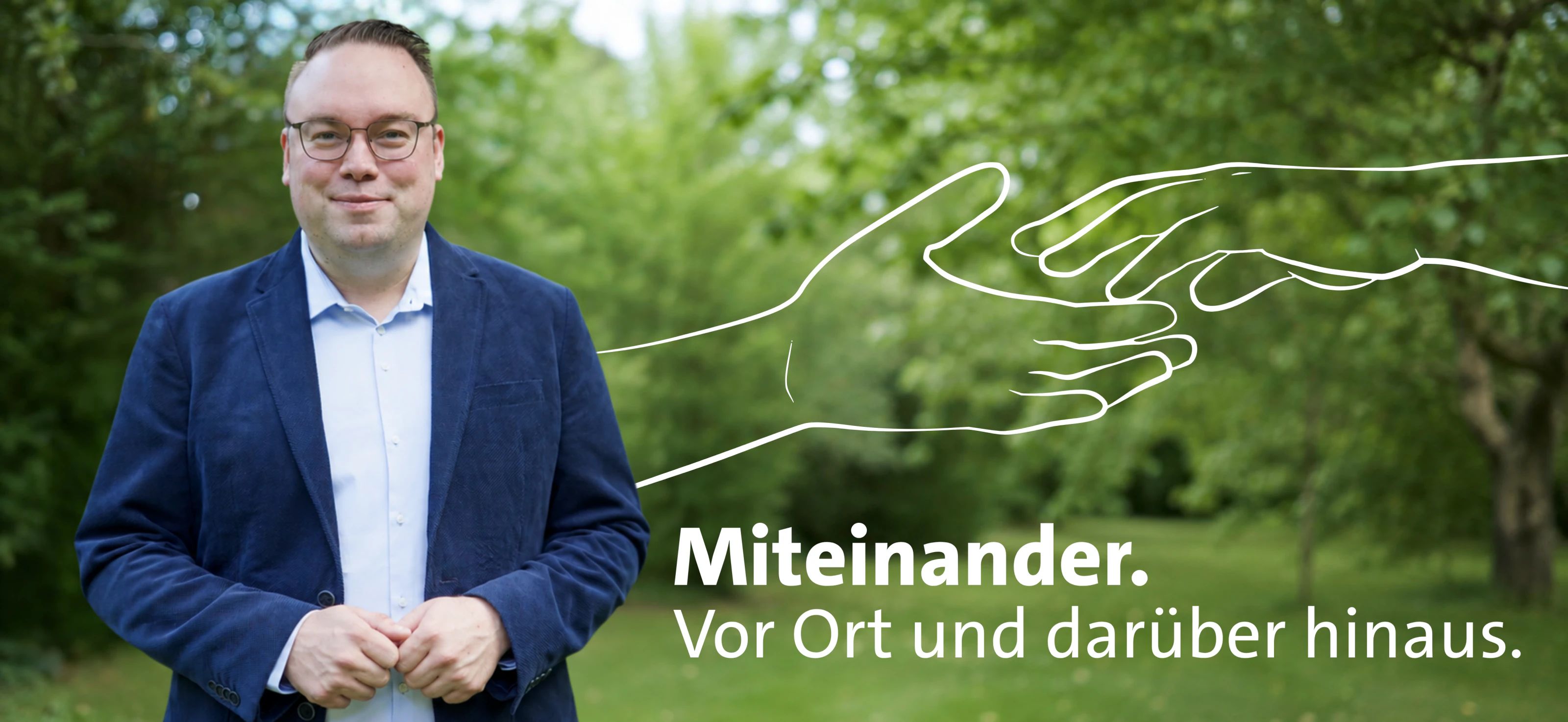 Ruben Grüssing im Jümmegebiet vor grüner Landschaft; daneben eine gezeichnete Handreichung und der Slogan Miteinander. Vor Ort und darüber hinaus.