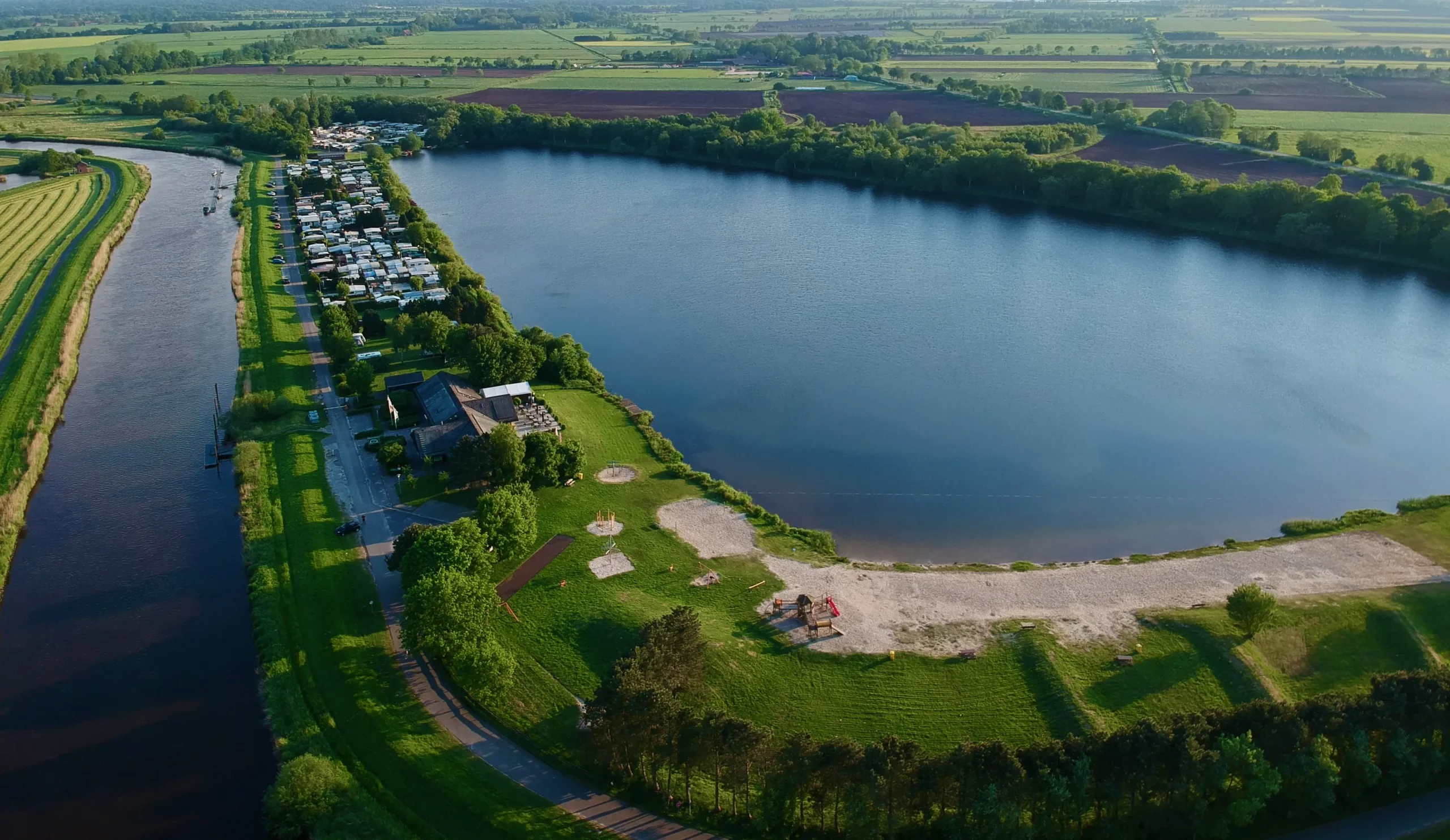 Luftaufnahme der grünen Landschaft im Jümmegebiet